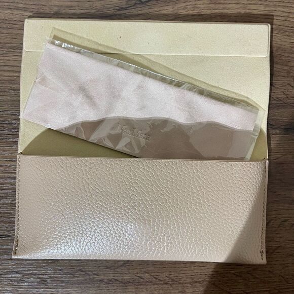 MaxMara Tan Leather Glasses Case - Picture 4 of 4
